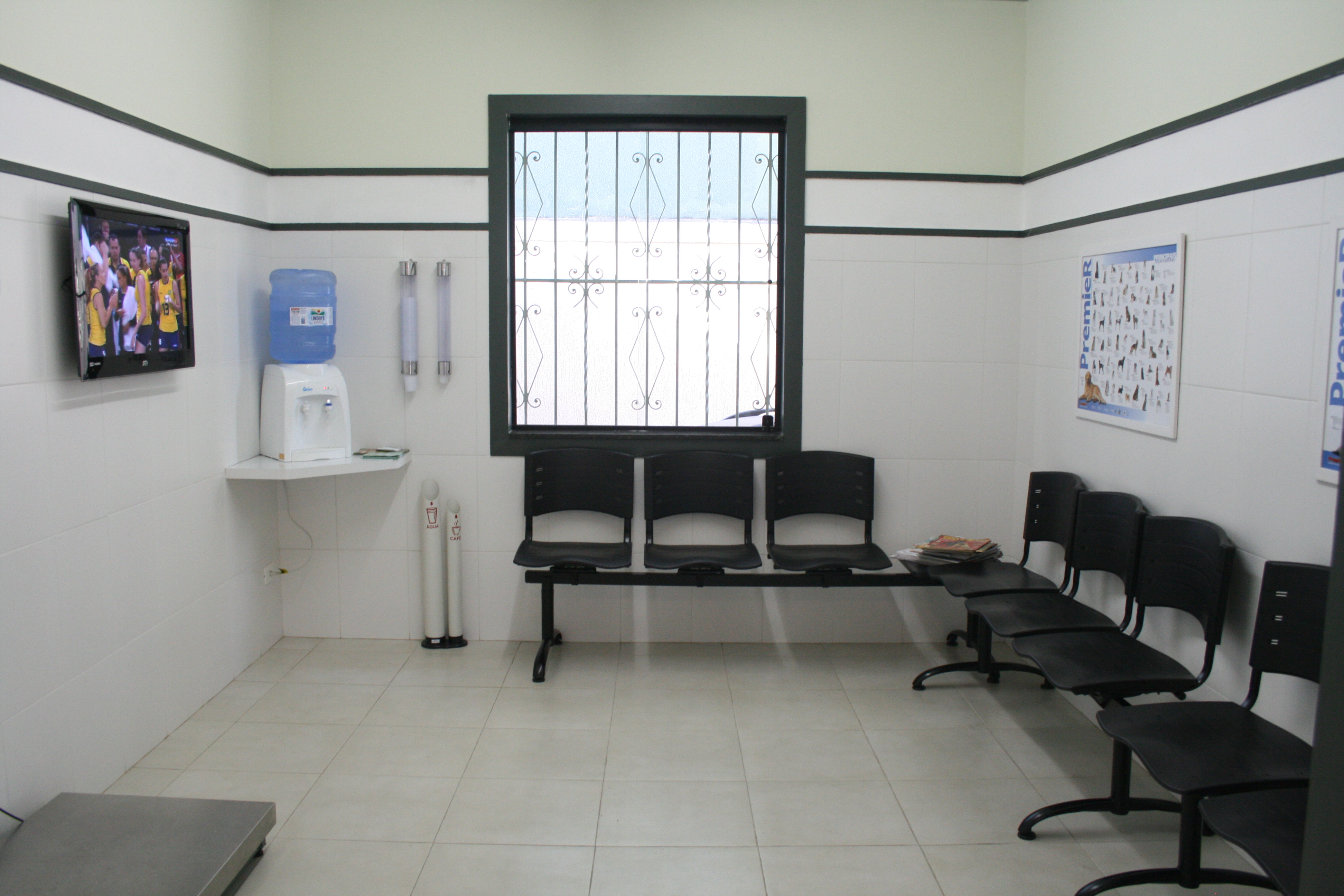 sala de espera da clinica veterinária com televisão